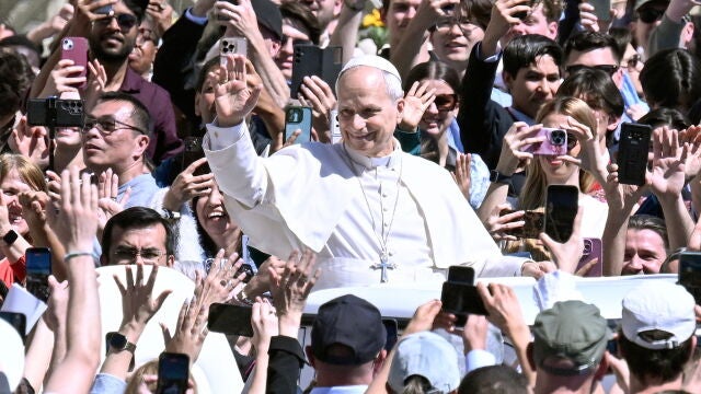 Le&oacute;n XIV saluda este Domingo de Pascua a la multitud en el papam&oacute;vil