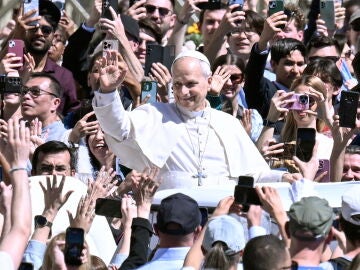 Le&oacute;n XIV saluda este Domingo de Pascua a la multitud en el papam&oacute;vil