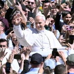 Le&oacute;n XIV saluda este Domingo de Pascua a la multitud en el papam&oacute;vil