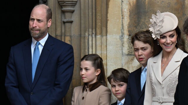 Los pr&iacute;ncipes de Gales acuden con sus hijos al servicio religioso del Domingo de Pascua en la capilla de San Jorge en Windsor