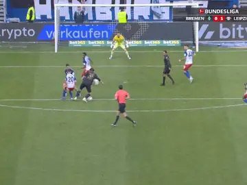 La confesión al árbitro se produjo tras esta supuesta falta cometida por Fabio Vieira contra Gregoritsch. La confesión al árbitro se produjo tras esta supuesta falta cometida por Fabio Vieira contra Gregoritsch.