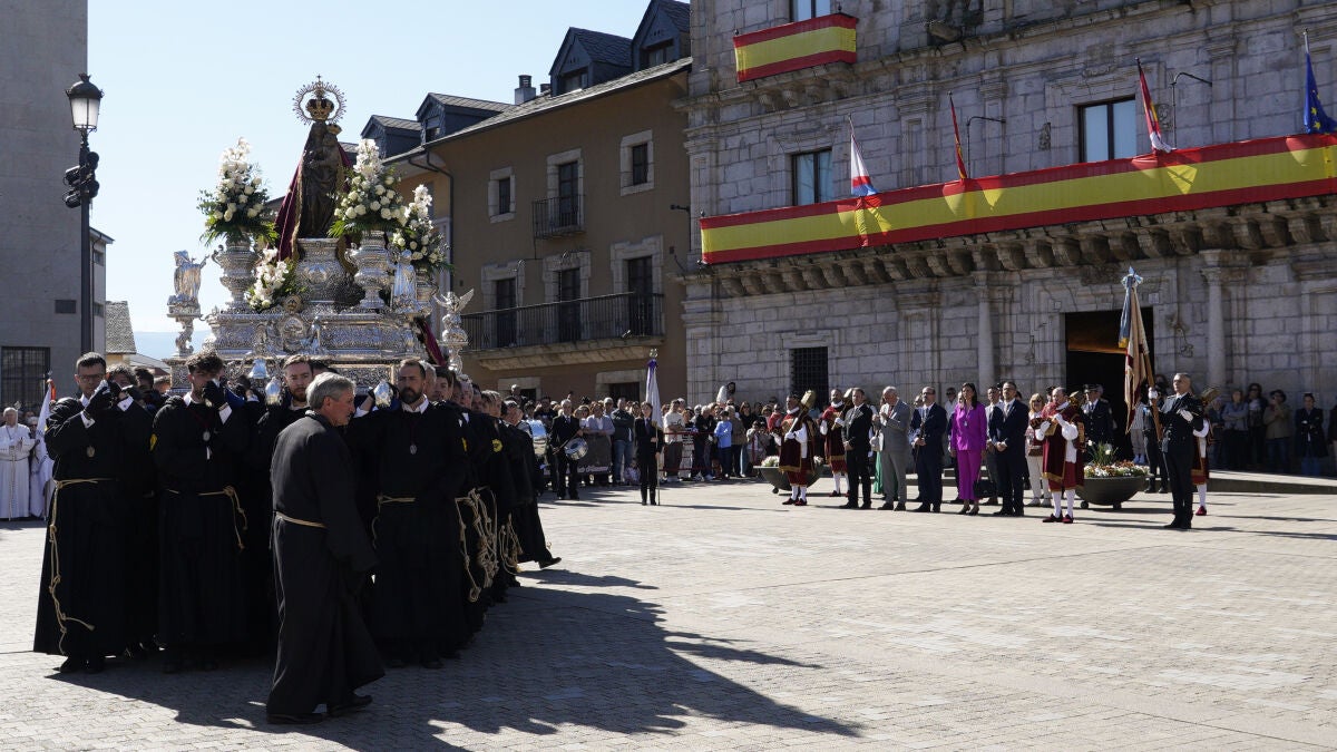 La Virgen de la Encina abandona el luto en un nuevo Domingo de Pascua en Ponferrada lleno de emoción