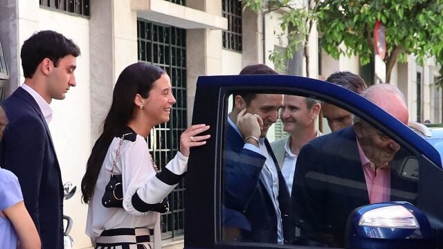 El Rey Juan Carlos en Sevilla con sus nietos, Felipe Juna Froil&aacute;n y Victoria Federica de Marichalar, y el novio de esta