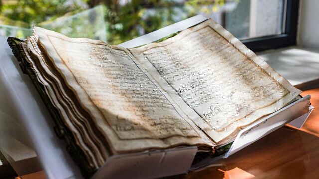 Descubren un manuscrito de 1479 del Colegio del Arte Mayor de la Seda de Valencia que intentaban vender por internet