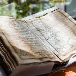 Descubren un manuscrito de 1479 del Colegio del Arte Mayor de la Seda de Valencia que intentaban vender por internet