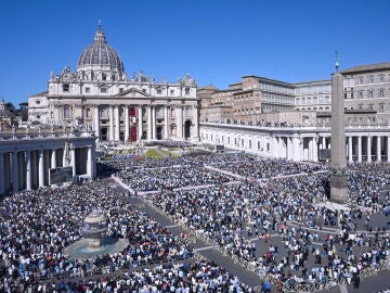 Vatican City (Vatican City State (Holy See)), 05/04/2026.- Faithful gather as Pope Leo XIV presides over the Holy Mass on Easter Sunday to deliver his Urbi et Orbi message at Saint Peter's Square in Vatican City, 05 April 2026. It is Pope Leo's first Holy Week as pontiff. (Papa) EFE/EPA/RICCARDO ANTIMIANI 