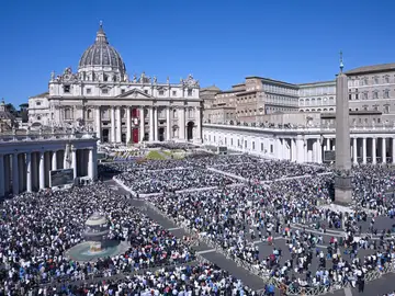 Pope Leo XIV delivers his Urbi et Orbi message on Easter Sunday Vatican City (Vatican City State (Holy See)), 05/04/2026.- Faithful gather as Pope Leo XIV presides over the Holy Mass on Easter Sunday to deliver his Urbi et Orbi message at Saint Peter's Square in Vatican City, 05 April 2026. It is Pope Leo's first Holy Week as pontiff. (Papa) EFE/EPA/RICCARDO ANTIMIANI