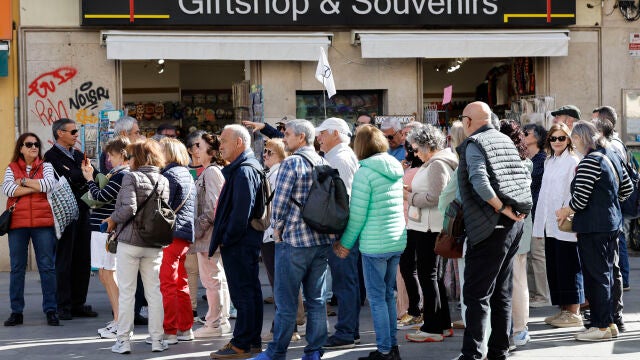 VAL&Egrave;NCIA, 06/04/2026.- Numerosos turistas en el centro de Val&egrave;ncia durante ese lunes que se presenta con tiempo estable y altas temperaturas en la mayor parte de Espa&ntilde;a. EFE/ Ana Escobar 