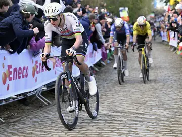 Tour of Flanders in Belgium 05 April 2026, Belgium, Oudenaarde: . Slovenian Tadej Pogacar (L) of UAE Team Emirates in action during the men's 278km Tour of Flanders cycling race. Photo: Pool Nico Vereecken/Belga Pool/dpa Pool Nico Vereecken/Belga Pool/d / DPA 05/04/2026 ONLY FOR USE IN SPAIN