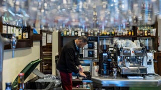 TOLEDO, 06/04/2026.- Un camarero trabaja en un bar de Toledo este lunes. La Seguridad Social ha alcanzado un nuevo r&eacute;cord con 21.882.147 afiliados, tras registrar un incremento hist&oacute;rico para un mes de marzo con 211.510 ocupados m&aacute;s gracias al tir&oacute;n de la hosteler&iacute;a en Semana Santa, al tiempo que el desempleo cae a niveles desconocidos desde 2008. EFE/&Aacute;ngeles Visd&oacute;mine 