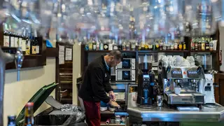 Datos de afiliación a la Seguridad Social y Desempleo correspondientes a marzo TOLEDO, 06/04/2026.- Un camarero trabaja en un bar de Toledo este lunes. La Seguridad Social ha alcanzado un nuevo récord con 21.882.147 afiliados, tras registrar un incremento histórico para un mes de marzo con 211.510 ocupados más gracias al tirón de la hostelería en Semana Santa, al tiempo que el desempleo cae a niveles desconocidos desde 2008. EFE/Ángeles Visdómine
