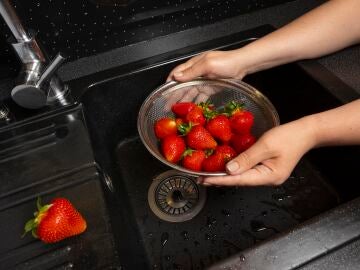 No basta con agua: esta es la manera en la que se deben lavar las fresas, seg&uacute;n los expertos