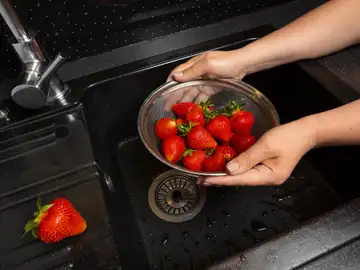 No basta con agua: esta es la manera en la que se deben lavar las fresas, según los expertos No basta con agua: esta es la manera en la que se deben lavar las fresas, según los expertos