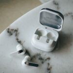 Los auriculares Samsung Galaxy Buds4 Pro, en color blanco