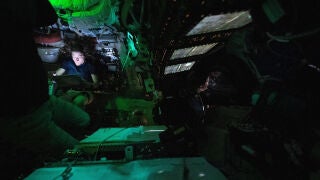 AME666. LOS &Aacute;NGELES (ESTADOS UNIDOS), 05/04/2026.- Fotograf&iacute;a tomada de la cuenta oficial en X de la @NASA que muestra a los astronautas de Artemis II. La NASA tiene previsto que la c&aacute;psula Ori&oacute;n, que cruza el espacio a m&aacute;s de 4.000 kil&oacute;metros por hora, entre a las 4:41 GMT del 6 de abril en la esfera de influencia lunar a unos 66.098 kil&oacute;metros (41.072 millas) del sat&eacute;lite lunar. EFE/ @NASA /SOLO USO EDITORIAL/ NO VENTAS/ SOLO DISPONIBLE PARA ILUSTRAR LA NOTICIA QUE ACOMPA&Ntilde;A (CR&Eacute;DITO OBLIGAT...