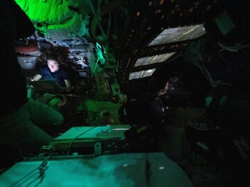 AME666. LOS &Aacute;NGELES (ESTADOS UNIDOS), 05/04/2026.- Fotograf&iacute;a tomada de la cuenta oficial en X de la @NASA que muestra a los astronautas de Artemis II. La NASA tiene previsto que la c&aacute;psula Ori&oacute;n, que cruza el espacio a m&aacute;s de 4.000 kil&oacute;metros por hora, entre a las 4:41 GMT del 6 de abril en la esfera de influencia lunar a unos 66.098 kil&oacute;metros (41.072 millas) del sat&eacute;lite lunar. EFE/ @NASA /SOLO USO EDITORIAL/ NO VENTAS/ SOLO DISPONIBLE PARA ILUSTRAR LA NOTICIA QUE ACOMPA&Ntilde;A (CR&Eacute;DITO OBLIGAT...