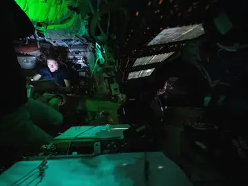 Artemis II, cerca de entrar en la órbita lunar tras completar la mitad de la misión AME666. LOS ÁNGELES (ESTADOS UNIDOS), 05/04/2026.- Fotografía tomada de la cuenta oficial en X de la @NASA que muestra a los astronautas de Artemis II. La NASA tiene previsto que la cápsula Orión, que cruza el espacio a más de 4.000 kilómetros por hora, entre a las 4:41 GMT del 6 de abril en la esfera de influencia lunar a unos 66.098 kilómetros (41.072 millas) del satélite lunar. EFE/ @NASA /SOLO USO EDITORIAL/ NO VENTAS/ SOLO DISPONIBLE PARA ILUSTRAR LA NOTICIA QUE ACOMPAÑA (CRÉDITO OBLIGAT...