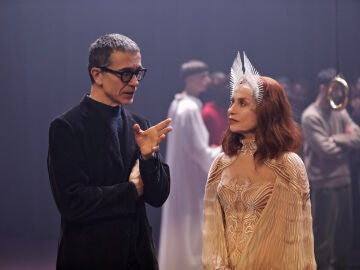 MADRID, 06/04/2026.- La actriz francesa Isabelle Huppert (d) llega por primera vez a la escena espa&ntilde;ola para protagonizar en los Teatros del Canal el mon&oacute;logo 'B&eacute;r&eacute;nice', del director italiano Romeo Castellucci (i), figura clave del teatro contempor&aacute;neo, que se inspira en la tragedia cl&aacute;sica de Jean Racine. EFE/ Teatros del Canal SOLO USO EDITORIAL/SOLO DISPONIBLE PARA ILUSTRAR LA NOTICIA QUE ACOMPA&Ntilde;A (CR&Eacute;DITO OBLIGATORIO) 