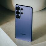 Parte trasera del Samsung Galaxy S26 Ultra de color violeta