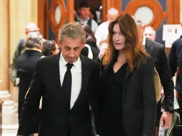 Sarkozy y Carla Bruni. Former French President Nicolas Sarkozy and his wife Carla Bruni-Sarkozy leave the appeals courthouse in Paris, France, Tuesday, April 7, 2026, during his trial appealing a conviction involving illegal campaign funds from Libya. (AP Photo/Thibault Camus)
