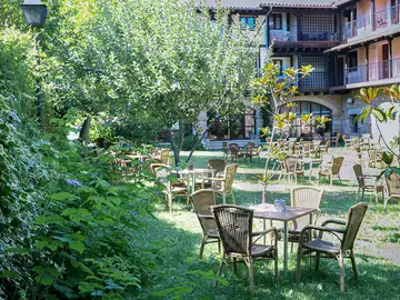 El jardín situado en la parte de atrás del hotel El jardín situado en la parte de atrás del hotel