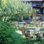 El jard&iacute;n situado en la parte de atr&aacute;s del hotel