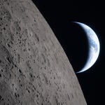 En primer plano, el cr&aacute;ter lunar Ohm, tambi&eacute;n situado en la cara oculta de la Luna.