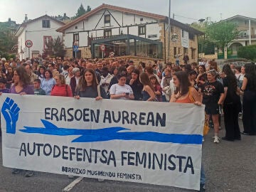 BERRIZ (BIZKAIA), 07/04/2026.-Cientos de personas han tomado parte esta tarde en Berriz en la protesta convocada por el movimiento feminista tras el apu&ntilde;alamiento sufrido ayer lunes por una mujer a manos de su pareja en una vivienda de la localidad. La v&iacute;ctima, de 38 a&ntilde;os, fue agredida con un arma blanca y tuvo que ser trasladada en helic&oacute;ptero al hospital de Cruces en Barakaldo, mientras que una de las hijas de la pareja tambi&eacute;n result&oacute; herida, de pron&oacute;stico m&aacute;s leve, al tratar de defender a...