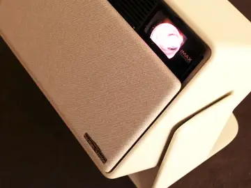 Es un proyector con soporte giratorio, resulta muy cómodo de utilizar XGIMI Horizon S MAX