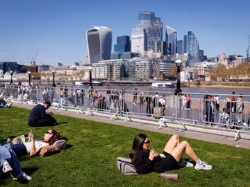 Varias personas disfrutan del buen tiempo a la hora de comer en Potters Fields Park (Londres) Varias personas disfrutan del buen tiempo a la hora de comer en Potters Fields Park (Londres)