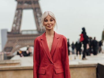 Mujer con americana entallada.