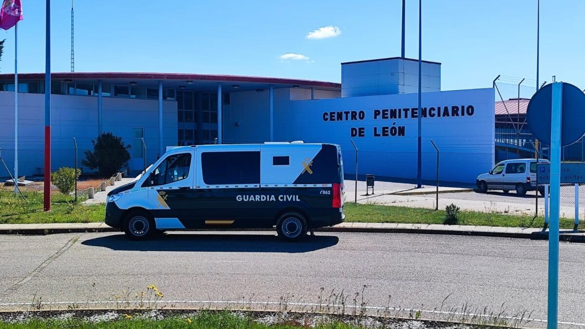 Un interno de Villahierro (León) agrede a cuatro trabajadores tras prender el colchón de su celda