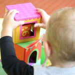 Un ni&ntilde;o realiza un rompecabezas en una escuela infantil.
