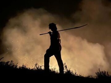 Un bombero trabaja en el incendio de Campollo REMITIDA / HANDOUT por GOBIERNO DE CANTABRIA Fotograf&iacute;a remitida a medios de comunicaci&oacute;n exclusivamente para ilustrar la noticia a la que hace referencia la imagen, y citando la procedencia de la imagen en la firma 08/04/2026