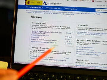 Una persona hace el borrador de su declaraci&oacute;n de la renta en un ordenador, a 8 de abril de 2026, en Madrid (Espa&ntilde;a). La Campa&ntilde;a de la Renta y Patrimonio correspondiente al a&ntilde;o 2025 ha arrancado hoy, 8 de abril, con la presentaci&oacute;n de las declaraciones por Internet. La Agencia Tributaria ya ha puesto a disposici&oacute;n de los contribuyentes sus datos fiscales y otros contenidos con el objetivo de que puedan adelantar las gestiones de cara a la presentaci&oacute;n de la declaraci&oacute;n. Tambi&eacute;n est&aacute; disponibl...