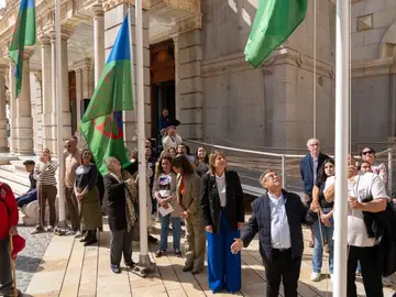 Izado de la bandera romaní con motivo del Día Internacional del Pueblo Gitano Izado de la bandera romaní con motivo del Día Internacional del Pueblo Gitano