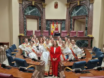 La Reina de la Huerta y su Corte de honor visitan la Asamblea Regional La Reina de la Huerta y su Corte de honor visitan la Asamblea Regional