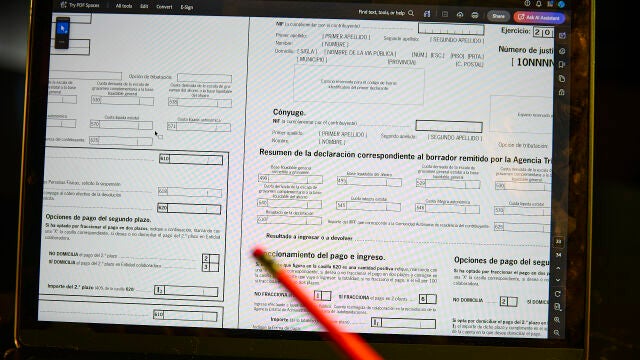 Una persona hace el borrador de su declaraci&oacute;n de la renta en un ordenador, a 8 de abril de 2026, en Madrid (Espa&ntilde;a). La Campa&ntilde;a de la Renta y Patrimonio correspondiente al a&ntilde;o 2025 ha arrancado hoy, 8 de abril, con la presentaci&oacute;n de las declaraciones por Internet. La Agencia Tributaria ya ha puesto a disposici&oacute;n de los contribuyentes sus datos fiscales y otros contenidos con el objetivo de que puedan adelantar las gestiones de cara a la presentaci&oacute;n de la declaraci&oacute;n. Tambi&eacute;n est&aacute; disponibl...