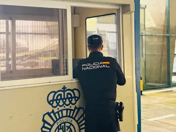 Los sindicatos instan a Interior a aclarar qué refuerzo de efectivos se destinará Un agente de la Policía Nacional en el Puerto de Melilla.REMITIDA / HANDOUT por POLICÍA NACIONALFotografía remitida a medios de comunicación exclusivamente para ilustrar la noticia a la que hace referencia la imagen, y citando la procedencia de la imagen en la firma08/04/2026