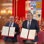 El presidente de la Diputaci&oacute;n de Zamora, Javier Fa&uacute;ndez Dom&iacute;nguez, y el director general de Infraestructuras y Sostenibilidad Ambiental de la Consejer&iacute;a de Medio Ambiente, Vivienda y Ordenaci&oacute;n del Territorio de la Junta de Castilla y Le&oacute;n, y consejero delegado de la Sociedad P&uacute;blica de Infraestructuras y Medio Ambiente de Castilla y Le&oacute;n (SOMACYL), Jos&eacute; Manuel Jim&eacute;nez Bl&aacute;zquez, firman el acuerdo