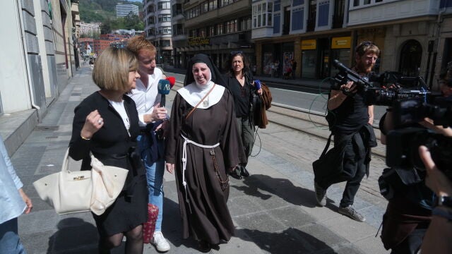 La monja Sor Sion (c) atiende a los medios, a 9 de abril de 2026, en Bilbao, Vizcaya, Pa&iacute;s Vasco (Espa&ntilde;a). Las exmonjas de Belorado regresan este jueves a los juzgados de Bilbao para declarar como investigadas por presuntos malos tratos a cinco religiosas muy ancianas que estuvieron a su cuidado. Estas monjas mayores, de entre 87 y 101 a&ntilde;os, fueron trasladadas en diciembre a otros conventos por orden judicial para garantizarles una atenci&oacute;n m&aacute;s adecuada, despu&eacute;s de que sus familias denunciara...