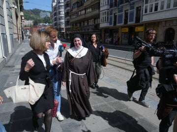 La monja Sor Sion (c) atiende a los medios, a 9 de abril de 2026, en Bilbao, Vizcaya, Pa&iacute;s Vasco (Espa&ntilde;a). Las exmonjas de Belorado regresan este jueves a los juzgados de Bilbao para declarar como investigadas por presuntos malos tratos a cinco religiosas muy ancianas que estuvieron a su cuidado. Estas monjas mayores, de entre 87 y 101 a&ntilde;os, fueron trasladadas en diciembre a otros conventos por orden judicial para garantizarles una atenci&oacute;n m&aacute;s adecuada, despu&eacute;s de que sus familias denunciara...
