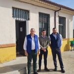 El presidente de la Diputaci&oacute;n de Zamora, Javier Fa&uacute;ndez Dom&iacute;nguez, acompa&ntilde;ado por el diputado de Obras Municipales, Manuel Mart&iacute;n P&eacute;rez, en su visita a Villaz&aacute;n y Entrala