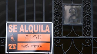Un cartel de &lsquo;SE ALQUILA&rsquo;, a 9 de abril de 2026, en Madrid (Espa&ntilde;a). La Subdirectora General de Gesti&oacute;n del Patrimonio del Ministerio de Inclusi&oacute;n, Seguridad Social y Migraciones ha denegado la pr&oacute;rroga de dos a&ntilde;os solicitada por inquilinos de viviendas de la Tesorer&iacute;a General de la Seguridad Social en barrios del centro de Madrid como Arg&uuml;elles, Lavapi&eacute;s, Ventas o Pac&iacute;fico. 09 ABRIL 2026;CARTEL;SE ALQUILA;ALQUILER;RAZ&Oacute;N PORTER&Iacute;A;PISO;SE ALQUILA PISO;INQUILINO;VIVIENDA;PORTER&Iacute;A; Eduardo Par...