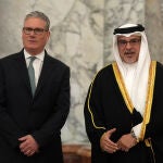 "El primer ministro brit&aacute;nico, Keir Starmer, se re&uacute;ne con el pr&iacute;ncipe heredero y primer ministro de Bar&eacute;in, Salman bin Hamad Al Khalifa, en el Palacio Al Sakhir en Bar&eacute;in