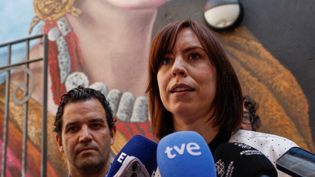 GRAFCVA3168. PATERNA (VALENCIA), 09/04/2026.- La ministra de Ciencia, Innovaci&oacute;n y Universidades, Diana Morant, visita la exposici&oacute;n 'Roses de Paterna', centrada en 20 mujeres fusiladas durante la dictadura franquista. En la imagen Morant atiende a los medios de comunicaci&oacute;n a su llegada al acto. EFE/Manuel Bruque