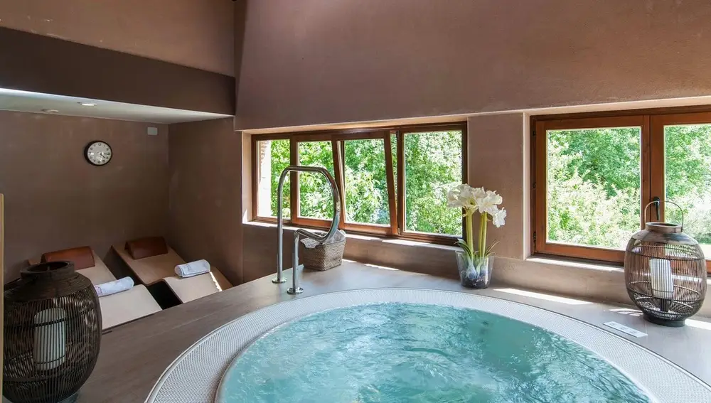 Con vistas al jardín, permite disfrutar de unos momentos de relajación. Ideal para aliviar tensiones acumuladas