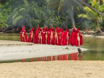 Los solteros y solteras de 'La isla de las tentaciones 10', llegan a la isla ocultos bajo sus capas rojas