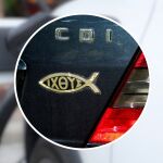 El "c&oacute;digo secreto" de la carretera: Qu&eacute; significa realmente el pez que ves en el coche de delante