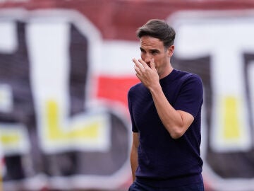 Inigo Perez, head coach of Rayo Vallecano, looks on during the UEFA Conference League 2025/26 Quarter-finals First Leg match between Rayo Vallecano and AEK Athens FC at Estadio de Vallecas on April 09, 2026, in Madrid, Spain. AFP7 09/04/2026 ONLY FOR USE IN SPAIN